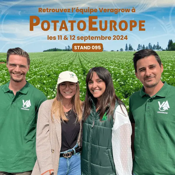 4 collaborateurs (Antoine Thibault, Audrey Paul, Marine Thierry et Paul Bartolacci) de Veragrow devant un champ de pomme de terre pour la promotion du stant au salon Potato Europe