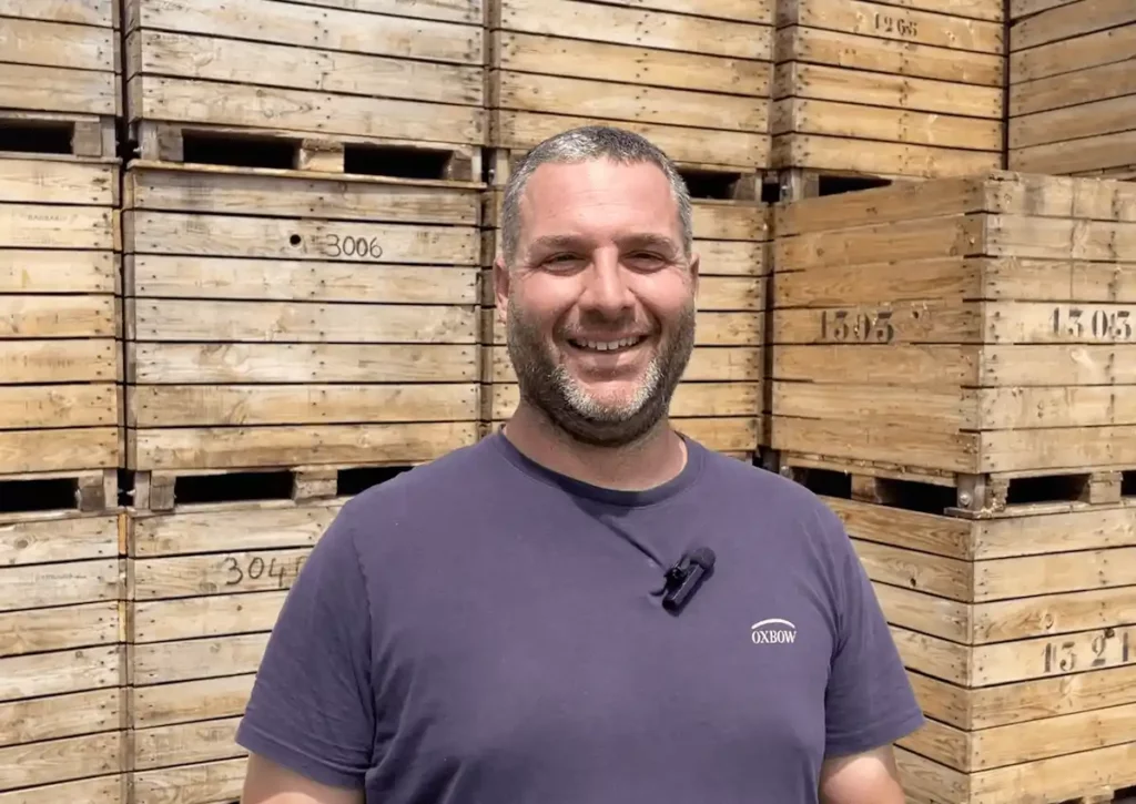 Jonathan Henry agriculteur, pomme de terre primeur, de l’île de Ré devant des cagettes de pommes de terre