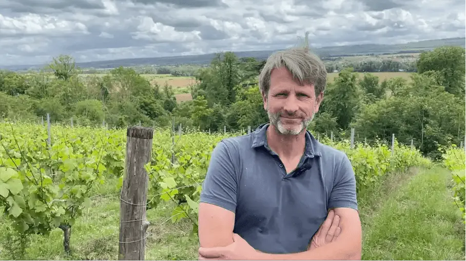 Edouard Capron, viticulteur Normand devant son domaine à Saint-Expedit