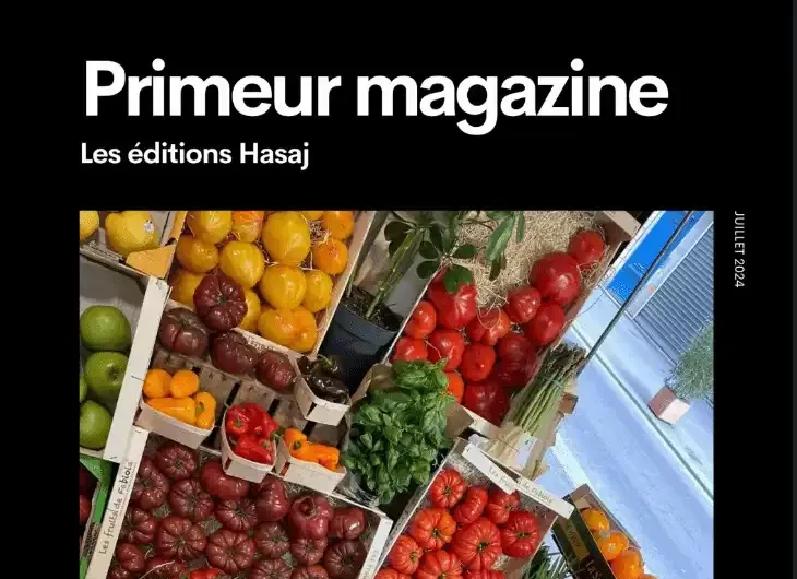 Couverture du magazine "Primeur Magazine" édition Hasaj avec une photo d'un présentoir de cagettes de fruits et légumes